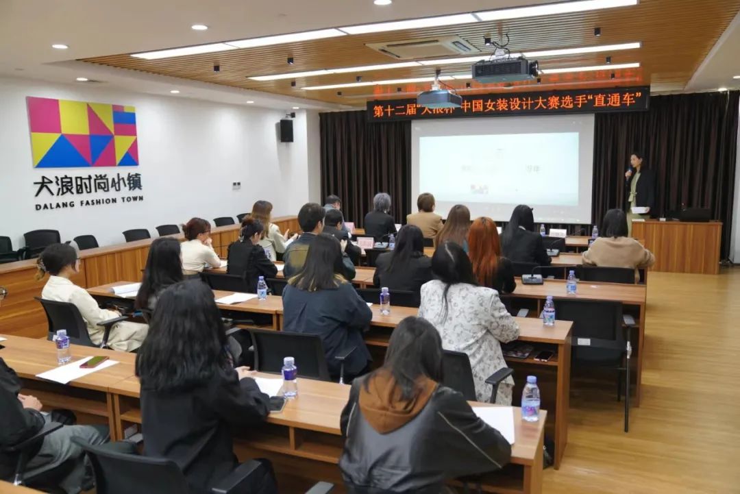 &ldquo;元音#東方&rdquo;第十二屆&ldquo;大浪杯&rdquo;中國女裝設(shè)計(jì)大賽圓滿收官，作品《逍遙詩學(xué)》贏得&ldquo;金浪獎(jiǎng)&rdquo;20萬，大賽虛擬代言人&ldquo;唯我&rdquo;驚艷亮相！