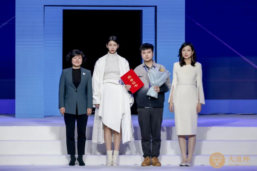 &ldquo;元音#東方&rdquo;第十二屆&ldquo;大浪杯&rdquo;中國女裝設(shè)計(jì)大賽圓滿收官，作品《逍遙詩學(xué)》贏得&ldquo;金浪獎(jiǎng)&rdquo;20萬，大賽虛擬代言人&ldquo;唯我&rdquo;驚艷亮相！