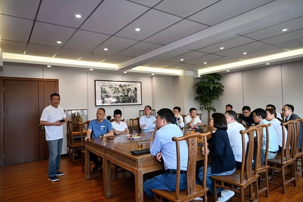 二十位業(yè)內(nèi)大咖齊聚鄭州，共商校服高品質(zhì)發(fā)展大計(jì)