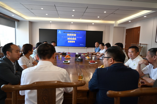 二十位業(yè)內(nèi)大咖齊聚鄭州，共商校服高品質(zhì)發(fā)展大計(jì)
