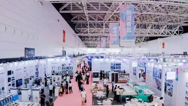  7月26日，第五屆中國（紹興）紡織新材料展在紹興國際會展中心拉開帷幕。500家企業(yè)參展，首日5000多名專業(yè)觀眾入場，展會炙熱的對接氛圍有如7月的氣浪，使行業(yè)快速升溫。海內(nèi)外企業(yè)積極響應(yīng)，原料龍頭企業(yè)高 &ldquo;復(fù)參率&rdquo;，歷經(jīng)五屆的新材料展有何獨(dú)特魅力？ 圖片  圖片  會展品質(zhì)乘勢而上   本屆新材料展獲得UFI國際展覽協(xié)會認(rèn)證，是工信部、商務(wù)部組織的2023年&ldquo;優(yōu)供給促升級&rdquo;系列活動之一，基于往屆資源優(yōu)勢，對展覽規(guī)劃、買家邀約、會務(wù)聯(lián)動等進(jìn)行了全線融合升級，展會品質(zhì)躍升，煥發(fā)新的風(fēng)采。展會由中國長絲織造協(xié)會、紹興市商務(wù)局、中國國際貿(mào)易委員會紹興市委員會、中國國際商會紹興商會、紹興市柯橋區(qū)會展業(yè)發(fā)展中心主辦，浙江三博會展股份有限公司聯(lián)合主辦，紹興市柯橋區(qū)中國輕紡城展會有限公司承辦，紹興市經(jīng)信局、浙江省紡織面料設(shè)計協(xié)會、七彩云、紹興市紡織行業(yè)協(xié)會協(xié)辦。  圖片  圖片  開幕盛況  國際展商同臺賽寶   本次展會共500家展商參展，設(shè)新材料、新織造、新設(shè)備、新面料四大特色展區(qū)，有超10萬款科技纖維、創(chuàng)新面料、紡機(jī)設(shè)備在展會發(fā)布。魏橋紡織、昆山東利、興發(fā)化纖、吉林化纖、通用新材料、德州恒豐、佳人新材料、浙江興發(fā)、紹興國周、鐠美科等知名紡織龍頭企業(yè)參展。紹興新昌紡機(jī)產(chǎn)業(yè)展團(tuán)、湖州長興織造產(chǎn)業(yè)展團(tuán)、諸暨繡花機(jī)械產(chǎn)業(yè)展團(tuán)、上虞染化料助劑產(chǎn)業(yè)展團(tuán)等區(qū)域展團(tuán)亮相。本屆展會更是引眾多RCEP國家和地區(qū)的展商組團(tuán)奔赴而來，在國際展區(qū)，韓國ditto時尚聯(lián)盟、緬甸中國商會、莫斯科中小企業(yè)工商會等國際展團(tuán)人氣旺盛。  圖片  企業(yè)展區(qū)  眾多展商聚焦雙碳熱點，圍繞綠色、健康、智造等方向展開產(chǎn)品角逐。魏橋紡織的生物基綠色環(huán)保+抗菌混紡系列、湖州威達(dá)集團(tuán)的綠色環(huán)保色紡紗系列、昆山東利的仿生透氣科技面料系列、吳江蘭天織造的UV對抗仿生科技面料、新型雙層直充防寒面料、機(jī)能無氨彈力面料等展品亮點頻出，展商企業(yè)開啟&ldquo;搶客&rdquo;模式，緊抓展會機(jī)遇尋求下游合作。本屆展會有更大規(guī)模的智能紡機(jī)、織機(jī)設(shè)備企業(yè)參展，進(jìn)一步彰顯國產(chǎn)智能織造的研發(fā)水平，鐠美科、浙江康立自控科技、浙江凱成智能設(shè)備、浙江瑪雅機(jī)電等展位帶來媲美國際水平的最新機(jī)械設(shè)備，令人矚目。  圖片  設(shè)備展區(qū)  探索解決行業(yè)困惑與瓶頸，是新材料展歷經(jīng)多屆與各企業(yè)總結(jié)、達(dá)成的共識，也是其不僅在于產(chǎn)品展貿(mào)，更在于新理念的交匯的價值內(nèi)涵。  國際視野論外貿(mào)   由中國紡織品進(jìn)出口商會主辦的2023紹興國際（RCEP）紡織服裝產(chǎn)業(yè)論壇系列活動與展會同期同館開幕。論壇以&ldquo;RCEP新機(jī)遇-紡織產(chǎn)業(yè)新格局&rdquo;為主題，就國內(nèi)紡織產(chǎn)業(yè)結(jié)構(gòu)與RCEP國際紡織服裝產(chǎn)業(yè)的發(fā)展趨勢進(jìn)行研討與產(chǎn)業(yè)對接。中國紡織品進(jìn)出口商會副會長王宇、韓國時尚服裝人工智能研究所院長金蕙京、緬甸中國紡織服裝協(xié)會會長施坤等嘉賓為論壇開幕致辭。  圖片  圖片 論壇開幕式  論壇開幕式后，首場系列活動韓國服飾流行趨勢論壇在展會時尚活動區(qū)舉辦，多家韓國時裝品牌聯(lián)合走秀，同時Dito&ditto，ISAE，F(xiàn)&PLUS等韓國時尚機(jī)構(gòu)帶來韓國時尚產(chǎn)業(yè)與數(shù)字技術(shù)的發(fā)展趨勢分享。后續(xù)將陸續(xù)舉辦2023生物基纖維材料產(chǎn)業(yè)技術(shù)論壇、走進(jìn)中國輕紡城市場對接會、亞洲紡織服裝供應(yīng)鏈高增長論壇等系列活動。  圖片  圖片 論壇系列活動&mdash;&mdash;韓國服飾流行趨勢論壇  中國纖維展姿態(tài)   作為歷屆新材料展重要配套論壇，2023中國紹興紡織新材料論壇將于展會第二日舉辦。將聚集昆山東利、浙江中國輕紡城集團(tuán)、浙江佳人新材料、紹興隆泰石墨烯、特思達(dá)（TESTEX）、廣東人仁康、浙江中紡標(biāo)、紹興織蛛物聯(lián)科技等企業(yè)作新產(chǎn)品新項目分享，帶來中國輕紡城紡織新材料采購中心推介，環(huán)保面料、再生聚酯新材料、石墨烯等纖維面料創(chuàng)新產(chǎn)品發(fā)布，OEKO-TEX&reg; STANDARD 100安全標(biāo)準(zhǔn)、健康紡織品標(biāo)準(zhǔn)、5A光子抗菌、坯布在線檢測等檢測后整理技術(shù)分享，諸多亮點值得期待。  圖片  觸摸纖維時尚,躍升品牌能級,纖維材料的性能之變，已經(jīng)與終端產(chǎn)品在競爭市場的廝殺突圍息息相關(guān)，從面料到服裝、家紡，從國內(nèi)企業(yè)到海外品牌，都不能錯過這一場產(chǎn)業(yè)對接的盛會。  跨越山海齊聚首   本屆展會借助今年全線升級之勢，全面擴(kuò)大對面料、服裝業(yè)大規(guī)模大品牌企業(yè)的邀約，并提前進(jìn)行買家需求的預(yù)采集和展商產(chǎn)品的預(yù)對接，顯著提升買家熱情和觀展效率。展會首日，丹東華洋紡織服裝、北京奔流野外運(yùn)動服裝、北京方圣時尚、華紡股份有限公司等品牌買家應(yīng)邀而來，廣東、湖州、義烏、新疆等十余個地區(qū)采購團(tuán)紛紛到場，更有韓國、俄羅斯、越南、緬甸等數(shù)百名海外買家跨越山海來相會，如國際知名服裝品牌 J.K. Apparel、DOBB、LUBOO、YL co.,ltd、CHUNSANGDOO INNOCENCE、DAYGREEN INC等。  圖片  采供對接  商貿(mào)對接攬訂單   展會打通產(chǎn)業(yè)鏈，延伸展貿(mào)對接服務(wù)?，F(xiàn)場，快時尚跨境電商企業(yè)SheIn開啟為期兩天的面料專場、服裝專場閉門采購會，帶來數(shù)百類采購需求。國內(nèi)品牌采購團(tuán)走進(jìn)紡織源產(chǎn)地中國輕紡城市場，展開時尚買手與優(yōu)質(zhì)原創(chuàng)面料的靈感碰撞。展會第二日，亞洲染料聯(lián)合會、韓國纖維產(chǎn)業(yè)研究院、莫斯科中小企業(yè)商會、越南紡織商會、緬甸中國商會等國際采購團(tuán)也將進(jìn)市場與柯橋面料企業(yè)接洽外貿(mào)訂單。  圖片  圖片 采供對接  2023中國（紹興）紡織新材料展打造了新材料、新技術(shù)的信息高地，以國際展會的標(biāo)準(zhǔn)，向內(nèi)外貿(mào)一體化展會平臺成長蛻變，它是當(dāng)下紡織供應(yīng)鏈趨勢的具象展示，更是一場中國纖維向世界的傾訴表達(dá)。  圖片  圖片 圖片 ?觸摸纖維時尚、躍升品牌能級，第五屆中國（紹興）紡織新材料展盛大開幕