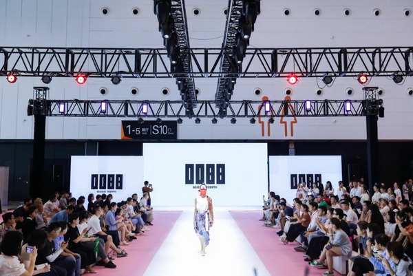  7月26日，第五屆中國（紹興）紡織新材料展在紹興國際會展中心拉開帷幕。500家企業(yè)參展，首日5000多名專業(yè)觀眾入場，展會炙熱的對接氛圍有如7月的氣浪，使行業(yè)快速升溫。海內(nèi)外企業(yè)積極響應(yīng)，原料龍頭企業(yè)高 &ldquo;復(fù)參率&rdquo;，歷經(jīng)五屆的新材料展有何獨(dú)特魅力？ 圖片  圖片  會展品質(zhì)乘勢而上   本屆新材料展獲得UFI國際展覽協(xié)會認(rèn)證，是工信部、商務(wù)部組織的2023年&ldquo;優(yōu)供給促升級&rdquo;系列活動之一，基于往屆資源優(yōu)勢，對展覽規(guī)劃、買家邀約、會務(wù)聯(lián)動等進(jìn)行了全線融合升級，展會品質(zhì)躍升，煥發(fā)新的風(fēng)采。展會由中國長絲織造協(xié)會、紹興市商務(wù)局、中國國際貿(mào)易委員會紹興市委員會、中國國際商會紹興商會、紹興市柯橋區(qū)會展業(yè)發(fā)展中心主辦，浙江三博會展股份有限公司聯(lián)合主辦，紹興市柯橋區(qū)中國輕紡城展會有限公司承辦，紹興市經(jīng)信局、浙江省紡織面料設(shè)計協(xié)會、七彩云、紹興市紡織行業(yè)協(xié)會協(xié)辦。  圖片  圖片  開幕盛況  國際展商同臺賽寶   本次展會共500家展商參展，設(shè)新材料、新織造、新設(shè)備、新面料四大特色展區(qū)，有超10萬款科技纖維、創(chuàng)新面料、紡機(jī)設(shè)備在展會發(fā)布。魏橋紡織、昆山東利、興發(fā)化纖、吉林化纖、通用新材料、德州恒豐、佳人新材料、浙江興發(fā)、紹興國周、鐠美科等知名紡織龍頭企業(yè)參展。紹興新昌紡機(jī)產(chǎn)業(yè)展團(tuán)、湖州長興織造產(chǎn)業(yè)展團(tuán)、諸暨繡花機(jī)械產(chǎn)業(yè)展團(tuán)、上虞染化料助劑產(chǎn)業(yè)展團(tuán)等區(qū)域展團(tuán)亮相。本屆展會更是引眾多RCEP國家和地區(qū)的展商組團(tuán)奔赴而來，在國際展區(qū)，韓國ditto時尚聯(lián)盟、緬甸中國商會、莫斯科中小企業(yè)工商會等國際展團(tuán)人氣旺盛。  圖片  企業(yè)展區(qū)  眾多展商聚焦雙碳熱點，圍繞綠色、健康、智造等方向展開產(chǎn)品角逐。魏橋紡織的生物基綠色環(huán)保+抗菌混紡系列、湖州威達(dá)集團(tuán)的綠色環(huán)保色紡紗系列、昆山東利的仿生透氣科技面料系列、吳江蘭天織造的UV對抗仿生科技面料、新型雙層直充防寒面料、機(jī)能無氨彈力面料等展品亮點頻出，展商企業(yè)開啟&ldquo;搶客&rdquo;模式，緊抓展會機(jī)遇尋求下游合作。本屆展會有更大規(guī)模的智能紡機(jī)、織機(jī)設(shè)備企業(yè)參展，進(jìn)一步彰顯國產(chǎn)智能織造的研發(fā)水平，鐠美科、浙江康立自控科技、浙江凱成智能設(shè)備、浙江瑪雅機(jī)電等展位帶來媲美國際水平的最新機(jī)械設(shè)備，令人矚目。  圖片  設(shè)備展區(qū)  探索解決行業(yè)困惑與瓶頸，是新材料展歷經(jīng)多屆與各企業(yè)總結(jié)、達(dá)成的共識，也是其不僅在于產(chǎn)品展貿(mào)，更在于新理念的交匯的價值內(nèi)涵。  國際視野論外貿(mào)   由中國紡織品進(jìn)出口商會主辦的2023紹興國際（RCEP）紡織服裝產(chǎn)業(yè)論壇系列活動與展會同期同館開幕。論壇以&ldquo;RCEP新機(jī)遇-紡織產(chǎn)業(yè)新格局&rdquo;為主題，就國內(nèi)紡織產(chǎn)業(yè)結(jié)構(gòu)與RCEP國際紡織服裝產(chǎn)業(yè)的發(fā)展趨勢進(jìn)行研討與產(chǎn)業(yè)對接。中國紡織品進(jìn)出口商會副會長王宇、韓國時尚服裝人工智能研究所院長金蕙京、緬甸中國紡織服裝協(xié)會會長施坤等嘉賓為論壇開幕致辭。  圖片  圖片 論壇開幕式  論壇開幕式后，首場系列活動韓國服飾流行趨勢論壇在展會時尚活動區(qū)舉辦，多家韓國時裝品牌聯(lián)合走秀，同時Dito&ditto，ISAE，F(xiàn)&PLUS等韓國時尚機(jī)構(gòu)帶來韓國時尚產(chǎn)業(yè)與數(shù)字技術(shù)的發(fā)展趨勢分享。后續(xù)將陸續(xù)舉辦2023生物基纖維材料產(chǎn)業(yè)技術(shù)論壇、走進(jìn)中國輕紡城市場對接會、亞洲紡織服裝供應(yīng)鏈高增長論壇等系列活動。  圖片  圖片 論壇系列活動&mdash;&mdash;韓國服飾流行趨勢論壇  中國纖維展姿態(tài)   作為歷屆新材料展重要配套論壇，2023中國紹興紡織新材料論壇將于展會第二日舉辦。將聚集昆山東利、浙江中國輕紡城集團(tuán)、浙江佳人新材料、紹興隆泰石墨烯、特思達(dá)（TESTEX）、廣東人仁康、浙江中紡標(biāo)、紹興織蛛物聯(lián)科技等企業(yè)作新產(chǎn)品新項目分享，帶來中國輕紡城紡織新材料采購中心推介，環(huán)保面料、再生聚酯新材料、石墨烯等纖維面料創(chuàng)新產(chǎn)品發(fā)布，OEKO-TEX&reg; STANDARD 100安全標(biāo)準(zhǔn)、健康紡織品標(biāo)準(zhǔn)、5A光子抗菌、坯布在線檢測等檢測后整理技術(shù)分享，諸多亮點值得期待。  圖片  觸摸纖維時尚,躍升品牌能級,纖維材料的性能之變，已經(jīng)與終端產(chǎn)品在競爭市場的廝殺突圍息息相關(guān)，從面料到服裝、家紡，從國內(nèi)企業(yè)到海外品牌，都不能錯過這一場產(chǎn)業(yè)對接的盛會。  跨越山海齊聚首   本屆展會借助今年全線升級之勢，全面擴(kuò)大對面料、服裝業(yè)大規(guī)模大品牌企業(yè)的邀約，并提前進(jìn)行買家需求的預(yù)采集和展商產(chǎn)品的預(yù)對接，顯著提升買家熱情和觀展效率。展會首日，丹東華洋紡織服裝、北京奔流野外運(yùn)動服裝、北京方圣時尚、華紡股份有限公司等品牌買家應(yīng)邀而來，廣東、湖州、義烏、新疆等十余個地區(qū)采購團(tuán)紛紛到場，更有韓國、俄羅斯、越南、緬甸等數(shù)百名海外買家跨越山海來相會，如國際知名服裝品牌 J.K. Apparel、DOBB、LUBOO、YL co.,ltd、CHUNSANGDOO INNOCENCE、DAYGREEN INC等。  圖片  采供對接  商貿(mào)對接攬訂單   展會打通產(chǎn)業(yè)鏈，延伸展貿(mào)對接服務(wù)?，F(xiàn)場，快時尚跨境電商企業(yè)SheIn開啟為期兩天的面料專場、服裝專場閉門采購會，帶來數(shù)百類采購需求。國內(nèi)品牌采購團(tuán)走進(jìn)紡織源產(chǎn)地中國輕紡城市場，展開時尚買手與優(yōu)質(zhì)原創(chuàng)面料的靈感碰撞。展會第二日，亞洲染料聯(lián)合會、韓國纖維產(chǎn)業(yè)研究院、莫斯科中小企業(yè)商會、越南紡織商會、緬甸中國商會等國際采購團(tuán)也將進(jìn)市場與柯橋面料企業(yè)接洽外貿(mào)訂單。  圖片  圖片 采供對接  2023中國（紹興）紡織新材料展打造了新材料、新技術(shù)的信息高地，以國際展會的標(biāo)準(zhǔn)，向內(nèi)外貿(mào)一體化展會平臺成長蛻變，它是當(dāng)下紡織供應(yīng)鏈趨勢的具象展示，更是一場中國纖維向世界的傾訴表達(dá)。  圖片  圖片 圖片 ?觸摸纖維時尚、躍升品牌能級，第五屆中國（紹興）紡織新材料展盛大開幕