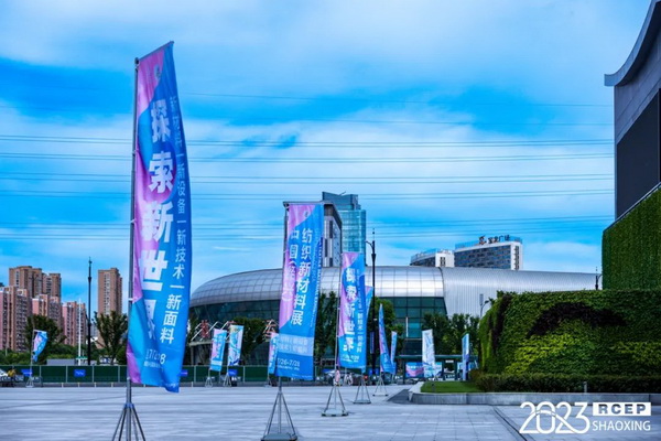  7月26日，第五屆中國（紹興）紡織新材料展在紹興國際會展中心拉開帷幕。500家企業(yè)參展，首日5000多名專業(yè)觀眾入場，展會炙熱的對接氛圍有如7月的氣浪，使行業(yè)快速升溫。海內(nèi)外企業(yè)積極響應(yīng)，原料龍頭企業(yè)高 &ldquo;復(fù)參率&rdquo;，歷經(jīng)五屆的新材料展有何獨(dú)特魅力？ 圖片  圖片  會展品質(zhì)乘勢而上   本屆新材料展獲得UFI國際展覽協(xié)會認(rèn)證，是工信部、商務(wù)部組織的2023年&ldquo;優(yōu)供給促升級&rdquo;系列活動之一，基于往屆資源優(yōu)勢，對展覽規(guī)劃、買家邀約、會務(wù)聯(lián)動等進(jìn)行了全線融合升級，展會品質(zhì)躍升，煥發(fā)新的風(fēng)采。展會由中國長絲織造協(xié)會、紹興市商務(wù)局、中國國際貿(mào)易委員會紹興市委員會、中國國際商會紹興商會、紹興市柯橋區(qū)會展業(yè)發(fā)展中心主辦，浙江三博會展股份有限公司聯(lián)合主辦，紹興市柯橋區(qū)中國輕紡城展會有限公司承辦，紹興市經(jīng)信局、浙江省紡織面料設(shè)計協(xié)會、七彩云、紹興市紡織行業(yè)協(xié)會協(xié)辦。  圖片  圖片  開幕盛況  國際展商同臺賽寶   本次展會共500家展商參展，設(shè)新材料、新織造、新設(shè)備、新面料四大特色展區(qū)，有超10萬款科技纖維、創(chuàng)新面料、紡機(jī)設(shè)備在展會發(fā)布。魏橋紡織、昆山東利、興發(fā)化纖、吉林化纖、通用新材料、德州恒豐、佳人新材料、浙江興發(fā)、紹興國周、鐠美科等知名紡織龍頭企業(yè)參展。紹興新昌紡機(jī)產(chǎn)業(yè)展團(tuán)、湖州長興織造產(chǎn)業(yè)展團(tuán)、諸暨繡花機(jī)械產(chǎn)業(yè)展團(tuán)、上虞染化料助劑產(chǎn)業(yè)展團(tuán)等區(qū)域展團(tuán)亮相。本屆展會更是引眾多RCEP國家和地區(qū)的展商組團(tuán)奔赴而來，在國際展區(qū)，韓國ditto時尚聯(lián)盟、緬甸中國商會、莫斯科中小企業(yè)工商會等國際展團(tuán)人氣旺盛。  圖片  企業(yè)展區(qū)  眾多展商聚焦雙碳熱點，圍繞綠色、健康、智造等方向展開產(chǎn)品角逐。魏橋紡織的生物基綠色環(huán)保+抗菌混紡系列、湖州威達(dá)集團(tuán)的綠色環(huán)保色紡紗系列、昆山東利的仿生透氣科技面料系列、吳江蘭天織造的UV對抗仿生科技面料、新型雙層直充防寒面料、機(jī)能無氨彈力面料等展品亮點頻出，展商企業(yè)開啟&ldquo;搶客&rdquo;模式，緊抓展會機(jī)遇尋求下游合作。本屆展會有更大規(guī)模的智能紡機(jī)、織機(jī)設(shè)備企業(yè)參展，進(jìn)一步彰顯國產(chǎn)智能織造的研發(fā)水平，鐠美科、浙江康立自控科技、浙江凱成智能設(shè)備、浙江瑪雅機(jī)電等展位帶來媲美國際水平的最新機(jī)械設(shè)備，令人矚目。  圖片  設(shè)備展區(qū)  探索解決行業(yè)困惑與瓶頸，是新材料展歷經(jīng)多屆與各企業(yè)總結(jié)、達(dá)成的共識，也是其不僅在于產(chǎn)品展貿(mào)，更在于新理念的交匯的價值內(nèi)涵。  國際視野論外貿(mào)   由中國紡織品進(jìn)出口商會主辦的2023紹興國際（RCEP）紡織服裝產(chǎn)業(yè)論壇系列活動與展會同期同館開幕。論壇以&ldquo;RCEP新機(jī)遇-紡織產(chǎn)業(yè)新格局&rdquo;為主題，就國內(nèi)紡織產(chǎn)業(yè)結(jié)構(gòu)與RCEP國際紡織服裝產(chǎn)業(yè)的發(fā)展趨勢進(jìn)行研討與產(chǎn)業(yè)對接。中國紡織品進(jìn)出口商會副會長王宇、韓國時尚服裝人工智能研究所院長金蕙京、緬甸中國紡織服裝協(xié)會會長施坤等嘉賓為論壇開幕致辭。  圖片  圖片 論壇開幕式  論壇開幕式后，首場系列活動韓國服飾流行趨勢論壇在展會時尚活動區(qū)舉辦，多家韓國時裝品牌聯(lián)合走秀，同時Dito&ditto，ISAE，F(xiàn)&PLUS等韓國時尚機(jī)構(gòu)帶來韓國時尚產(chǎn)業(yè)與數(shù)字技術(shù)的發(fā)展趨勢分享。后續(xù)將陸續(xù)舉辦2023生物基纖維材料產(chǎn)業(yè)技術(shù)論壇、走進(jìn)中國輕紡城市場對接會、亞洲紡織服裝供應(yīng)鏈高增長論壇等系列活動。  圖片  圖片 論壇系列活動&mdash;&mdash;韓國服飾流行趨勢論壇  中國纖維展姿態(tài)   作為歷屆新材料展重要配套論壇，2023中國紹興紡織新材料論壇將于展會第二日舉辦。將聚集昆山東利、浙江中國輕紡城集團(tuán)、浙江佳人新材料、紹興隆泰石墨烯、特思達(dá)（TESTEX）、廣東人仁康、浙江中紡標(biāo)、紹興織蛛物聯(lián)科技等企業(yè)作新產(chǎn)品新項目分享，帶來中國輕紡城紡織新材料采購中心推介，環(huán)保面料、再生聚酯新材料、石墨烯等纖維面料創(chuàng)新產(chǎn)品發(fā)布，OEKO-TEX&reg; STANDARD 100安全標(biāo)準(zhǔn)、健康紡織品標(biāo)準(zhǔn)、5A光子抗菌、坯布在線檢測等檢測后整理技術(shù)分享，諸多亮點值得期待。  圖片  觸摸纖維時尚,躍升品牌能級,纖維材料的性能之變，已經(jīng)與終端產(chǎn)品在競爭市場的廝殺突圍息息相關(guān)，從面料到服裝、家紡，從國內(nèi)企業(yè)到海外品牌，都不能錯過這一場產(chǎn)業(yè)對接的盛會。  跨越山海齊聚首   本屆展會借助今年全線升級之勢，全面擴(kuò)大對面料、服裝業(yè)大規(guī)模大品牌企業(yè)的邀約，并提前進(jìn)行買家需求的預(yù)采集和展商產(chǎn)品的預(yù)對接，顯著提升買家熱情和觀展效率。展會首日，丹東華洋紡織服裝、北京奔流野外運(yùn)動服裝、北京方圣時尚、華紡股份有限公司等品牌買家應(yīng)邀而來，廣東、湖州、義烏、新疆等十余個地區(qū)采購團(tuán)紛紛到場，更有韓國、俄羅斯、越南、緬甸等數(shù)百名海外買家跨越山海來相會，如國際知名服裝品牌 J.K. Apparel、DOBB、LUBOO、YL co.,ltd、CHUNSANGDOO INNOCENCE、DAYGREEN INC等。  圖片  采供對接  商貿(mào)對接攬訂單   展會打通產(chǎn)業(yè)鏈，延伸展貿(mào)對接服務(wù)?，F(xiàn)場，快時尚跨境電商企業(yè)SheIn開啟為期兩天的面料專場、服裝專場閉門采購會，帶來數(shù)百類采購需求。國內(nèi)品牌采購團(tuán)走進(jìn)紡織源產(chǎn)地中國輕紡城市場，展開時尚買手與優(yōu)質(zhì)原創(chuàng)面料的靈感碰撞。展會第二日，亞洲染料聯(lián)合會、韓國纖維產(chǎn)業(yè)研究院、莫斯科中小企業(yè)商會、越南紡織商會、緬甸中國商會等國際采購團(tuán)也將進(jìn)市場與柯橋面料企業(yè)接洽外貿(mào)訂單。  圖片  圖片 采供對接  2023中國（紹興）紡織新材料展打造了新材料、新技術(shù)的信息高地，以國際展會的標(biāo)準(zhǔn)，向內(nèi)外貿(mào)一體化展會平臺成長蛻變，它是當(dāng)下紡織供應(yīng)鏈趨勢的具象展示，更是一場中國纖維向世界的傾訴表達(dá)。  圖片  圖片 圖片 ?觸摸纖維時尚、躍升品牌能級，第五屆中國（紹興）紡織新材料展盛大開幕