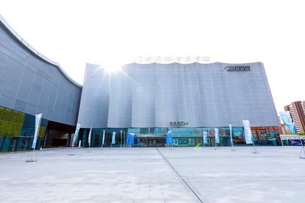  7月26日，第五屆中國（紹興）紡織新材料展在紹興國際會展中心拉開帷幕。500家企業(yè)參展，首日5000多名專業(yè)觀眾入場，展會炙熱的對接氛圍有如7月的氣浪，使行業(yè)快速升溫。海內(nèi)外企業(yè)積極響應(yīng)，原料龍頭企業(yè)高 &ldquo;復(fù)參率&rdquo;，歷經(jīng)五屆的新材料展有何獨(dú)特魅力？ 圖片  圖片  會展品質(zhì)乘勢而上   本屆新材料展獲得UFI國際展覽協(xié)會認(rèn)證，是工信部、商務(wù)部組織的2023年&ldquo;優(yōu)供給促升級&rdquo;系列活動之一，基于往屆資源優(yōu)勢，對展覽規(guī)劃、買家邀約、會務(wù)聯(lián)動等進(jìn)行了全線融合升級，展會品質(zhì)躍升，煥發(fā)新的風(fēng)采。展會由中國長絲織造協(xié)會、紹興市商務(wù)局、中國國際貿(mào)易委員會紹興市委員會、中國國際商會紹興商會、紹興市柯橋區(qū)會展業(yè)發(fā)展中心主辦，浙江三博會展股份有限公司聯(lián)合主辦，紹興市柯橋區(qū)中國輕紡城展會有限公司承辦，紹興市經(jīng)信局、浙江省紡織面料設(shè)計協(xié)會、七彩云、紹興市紡織行業(yè)協(xié)會協(xié)辦。  圖片  圖片  開幕盛況  國際展商同臺賽寶   本次展會共500家展商參展，設(shè)新材料、新織造、新設(shè)備、新面料四大特色展區(qū)，有超10萬款科技纖維、創(chuàng)新面料、紡機(jī)設(shè)備在展會發(fā)布。魏橋紡織、昆山東利、興發(fā)化纖、吉林化纖、通用新材料、德州恒豐、佳人新材料、浙江興發(fā)、紹興國周、鐠美科等知名紡織龍頭企業(yè)參展。紹興新昌紡機(jī)產(chǎn)業(yè)展團(tuán)、湖州長興織造產(chǎn)業(yè)展團(tuán)、諸暨繡花機(jī)械產(chǎn)業(yè)展團(tuán)、上虞染化料助劑產(chǎn)業(yè)展團(tuán)等區(qū)域展團(tuán)亮相。本屆展會更是引眾多RCEP國家和地區(qū)的展商組團(tuán)奔赴而來，在國際展區(qū)，韓國ditto時尚聯(lián)盟、緬甸中國商會、莫斯科中小企業(yè)工商會等國際展團(tuán)人氣旺盛。  圖片  企業(yè)展區(qū)  眾多展商聚焦雙碳熱點，圍繞綠色、健康、智造等方向展開產(chǎn)品角逐。魏橋紡織的生物基綠色環(huán)保+抗菌混紡系列、湖州威達(dá)集團(tuán)的綠色環(huán)保色紡紗系列、昆山東利的仿生透氣科技面料系列、吳江蘭天織造的UV對抗仿生科技面料、新型雙層直充防寒面料、機(jī)能無氨彈力面料等展品亮點頻出，展商企業(yè)開啟&ldquo;搶客&rdquo;模式，緊抓展會機(jī)遇尋求下游合作。本屆展會有更大規(guī)模的智能紡機(jī)、織機(jī)設(shè)備企業(yè)參展，進(jìn)一步彰顯國產(chǎn)智能織造的研發(fā)水平，鐠美科、浙江康立自控科技、浙江凱成智能設(shè)備、浙江瑪雅機(jī)電等展位帶來媲美國際水平的最新機(jī)械設(shè)備，令人矚目。  圖片  設(shè)備展區(qū)  探索解決行業(yè)困惑與瓶頸，是新材料展歷經(jīng)多屆與各企業(yè)總結(jié)、達(dá)成的共識，也是其不僅在于產(chǎn)品展貿(mào)，更在于新理念的交匯的價值內(nèi)涵。  國際視野論外貿(mào)   由中國紡織品進(jìn)出口商會主辦的2023紹興國際（RCEP）紡織服裝產(chǎn)業(yè)論壇系列活動與展會同期同館開幕。論壇以&ldquo;RCEP新機(jī)遇-紡織產(chǎn)業(yè)新格局&rdquo;為主題，就國內(nèi)紡織產(chǎn)業(yè)結(jié)構(gòu)與RCEP國際紡織服裝產(chǎn)業(yè)的發(fā)展趨勢進(jìn)行研討與產(chǎn)業(yè)對接。中國紡織品進(jìn)出口商會副會長王宇、韓國時尚服裝人工智能研究所院長金蕙京、緬甸中國紡織服裝協(xié)會會長施坤等嘉賓為論壇開幕致辭。  圖片  圖片 論壇開幕式  論壇開幕式后，首場系列活動韓國服飾流行趨勢論壇在展會時尚活動區(qū)舉辦，多家韓國時裝品牌聯(lián)合走秀，同時Dito&ditto，ISAE，F(xiàn)&PLUS等韓國時尚機(jī)構(gòu)帶來韓國時尚產(chǎn)業(yè)與數(shù)字技術(shù)的發(fā)展趨勢分享。后續(xù)將陸續(xù)舉辦2023生物基纖維材料產(chǎn)業(yè)技術(shù)論壇、走進(jìn)中國輕紡城市場對接會、亞洲紡織服裝供應(yīng)鏈高增長論壇等系列活動。  圖片  圖片 論壇系列活動&mdash;&mdash;韓國服飾流行趨勢論壇  中國纖維展姿態(tài)   作為歷屆新材料展重要配套論壇，2023中國紹興紡織新材料論壇將于展會第二日舉辦。將聚集昆山東利、浙江中國輕紡城集團(tuán)、浙江佳人新材料、紹興隆泰石墨烯、特思達(dá)（TESTEX）、廣東人仁康、浙江中紡標(biāo)、紹興織蛛物聯(lián)科技等企業(yè)作新產(chǎn)品新項目分享，帶來中國輕紡城紡織新材料采購中心推介，環(huán)保面料、再生聚酯新材料、石墨烯等纖維面料創(chuàng)新產(chǎn)品發(fā)布，OEKO-TEX&reg; STANDARD 100安全標(biāo)準(zhǔn)、健康紡織品標(biāo)準(zhǔn)、5A光子抗菌、坯布在線檢測等檢測后整理技術(shù)分享，諸多亮點值得期待。  圖片  觸摸纖維時尚,躍升品牌能級,纖維材料的性能之變，已經(jīng)與終端產(chǎn)品在競爭市場的廝殺突圍息息相關(guān)，從面料到服裝、家紡，從國內(nèi)企業(yè)到海外品牌，都不能錯過這一場產(chǎn)業(yè)對接的盛會。  跨越山海齊聚首   本屆展會借助今年全線升級之勢，全面擴(kuò)大對面料、服裝業(yè)大規(guī)模大品牌企業(yè)的邀約，并提前進(jìn)行買家需求的預(yù)采集和展商產(chǎn)品的預(yù)對接，顯著提升買家熱情和觀展效率。展會首日，丹東華洋紡織服裝、北京奔流野外運(yùn)動服裝、北京方圣時尚、華紡股份有限公司等品牌買家應(yīng)邀而來，廣東、湖州、義烏、新疆等十余個地區(qū)采購團(tuán)紛紛到場，更有韓國、俄羅斯、越南、緬甸等數(shù)百名海外買家跨越山海來相會，如國際知名服裝品牌 J.K. Apparel、DOBB、LUBOO、YL co.,ltd、CHUNSANGDOO INNOCENCE、DAYGREEN INC等。  圖片  采供對接  商貿(mào)對接攬訂單   展會打通產(chǎn)業(yè)鏈，延伸展貿(mào)對接服務(wù)?，F(xiàn)場，快時尚跨境電商企業(yè)SheIn開啟為期兩天的面料專場、服裝專場閉門采購會，帶來數(shù)百類采購需求。國內(nèi)品牌采購團(tuán)走進(jìn)紡織源產(chǎn)地中國輕紡城市場，展開時尚買手與優(yōu)質(zhì)原創(chuàng)面料的靈感碰撞。展會第二日，亞洲染料聯(lián)合會、韓國纖維產(chǎn)業(yè)研究院、莫斯科中小企業(yè)商會、越南紡織商會、緬甸中國商會等國際采購團(tuán)也將進(jìn)市場與柯橋面料企業(yè)接洽外貿(mào)訂單。  圖片  圖片 采供對接  2023中國（紹興）紡織新材料展打造了新材料、新技術(shù)的信息高地，以國際展會的標(biāo)準(zhǔn)，向內(nèi)外貿(mào)一體化展會平臺成長蛻變，它是當(dāng)下紡織供應(yīng)鏈趨勢的具象展示，更是一場中國纖維向世界的傾訴表達(dá)。  圖片  圖片 圖片 ?觸摸纖維時尚、躍升品牌能級，第五屆中國（紹興）紡織新材料展盛大開幕