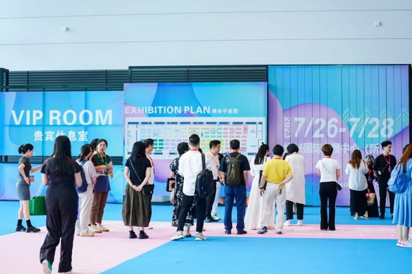  7月26日，第五屆中國（紹興）紡織新材料展在紹興國際會展中心拉開帷幕。500家企業(yè)參展，首日5000多名專業(yè)觀眾入場，展會炙熱的對接氛圍有如7月的氣浪，使行業(yè)快速升溫。海內(nèi)外企業(yè)積極響應(yīng)，原料龍頭企業(yè)高 &ldquo;復(fù)參率&rdquo;，歷經(jīng)五屆的新材料展有何獨(dú)特魅力？ 圖片  圖片  會展品質(zhì)乘勢而上   本屆新材料展獲得UFI國際展覽協(xié)會認(rèn)證，是工信部、商務(wù)部組織的2023年&ldquo;優(yōu)供給促升級&rdquo;系列活動之一，基于往屆資源優(yōu)勢，對展覽規(guī)劃、買家邀約、會務(wù)聯(lián)動等進(jìn)行了全線融合升級，展會品質(zhì)躍升，煥發(fā)新的風(fēng)采。展會由中國長絲織造協(xié)會、紹興市商務(wù)局、中國國際貿(mào)易委員會紹興市委員會、中國國際商會紹興商會、紹興市柯橋區(qū)會展業(yè)發(fā)展中心主辦，浙江三博會展股份有限公司聯(lián)合主辦，紹興市柯橋區(qū)中國輕紡城展會有限公司承辦，紹興市經(jīng)信局、浙江省紡織面料設(shè)計協(xié)會、七彩云、紹興市紡織行業(yè)協(xié)會協(xié)辦。  圖片  圖片  開幕盛況  國際展商同臺賽寶   本次展會共500家展商參展，設(shè)新材料、新織造、新設(shè)備、新面料四大特色展區(qū)，有超10萬款科技纖維、創(chuàng)新面料、紡機(jī)設(shè)備在展會發(fā)布。魏橋紡織、昆山東利、興發(fā)化纖、吉林化纖、通用新材料、德州恒豐、佳人新材料、浙江興發(fā)、紹興國周、鐠美科等知名紡織龍頭企業(yè)參展。紹興新昌紡機(jī)產(chǎn)業(yè)展團(tuán)、湖州長興織造產(chǎn)業(yè)展團(tuán)、諸暨繡花機(jī)械產(chǎn)業(yè)展團(tuán)、上虞染化料助劑產(chǎn)業(yè)展團(tuán)等區(qū)域展團(tuán)亮相。本屆展會更是引眾多RCEP國家和地區(qū)的展商組團(tuán)奔赴而來，在國際展區(qū)，韓國ditto時尚聯(lián)盟、緬甸中國商會、莫斯科中小企業(yè)工商會等國際展團(tuán)人氣旺盛。  圖片  企業(yè)展區(qū)  眾多展商聚焦雙碳熱點，圍繞綠色、健康、智造等方向展開產(chǎn)品角逐。魏橋紡織的生物基綠色環(huán)保+抗菌混紡系列、湖州威達(dá)集團(tuán)的綠色環(huán)保色紡紗系列、昆山東利的仿生透氣科技面料系列、吳江蘭天織造的UV對抗仿生科技面料、新型雙層直充防寒面料、機(jī)能無氨彈力面料等展品亮點頻出，展商企業(yè)開啟&ldquo;搶客&rdquo;模式，緊抓展會機(jī)遇尋求下游合作。本屆展會有更大規(guī)模的智能紡機(jī)、織機(jī)設(shè)備企業(yè)參展，進(jìn)一步彰顯國產(chǎn)智能織造的研發(fā)水平，鐠美科、浙江康立自控科技、浙江凱成智能設(shè)備、浙江瑪雅機(jī)電等展位帶來媲美國際水平的最新機(jī)械設(shè)備，令人矚目。  圖片  設(shè)備展區(qū)  探索解決行業(yè)困惑與瓶頸，是新材料展歷經(jīng)多屆與各企業(yè)總結(jié)、達(dá)成的共識，也是其不僅在于產(chǎn)品展貿(mào)，更在于新理念的交匯的價值內(nèi)涵。  國際視野論外貿(mào)   由中國紡織品進(jìn)出口商會主辦的2023紹興國際（RCEP）紡織服裝產(chǎn)業(yè)論壇系列活動與展會同期同館開幕。論壇以&ldquo;RCEP新機(jī)遇-紡織產(chǎn)業(yè)新格局&rdquo;為主題，就國內(nèi)紡織產(chǎn)業(yè)結(jié)構(gòu)與RCEP國際紡織服裝產(chǎn)業(yè)的發(fā)展趨勢進(jìn)行研討與產(chǎn)業(yè)對接。中國紡織品進(jìn)出口商會副會長王宇、韓國時尚服裝人工智能研究所院長金蕙京、緬甸中國紡織服裝協(xié)會會長施坤等嘉賓為論壇開幕致辭。  圖片  圖片 論壇開幕式  論壇開幕式后，首場系列活動韓國服飾流行趨勢論壇在展會時尚活動區(qū)舉辦，多家韓國時裝品牌聯(lián)合走秀，同時Dito&ditto，ISAE，F(xiàn)&PLUS等韓國時尚機(jī)構(gòu)帶來韓國時尚產(chǎn)業(yè)與數(shù)字技術(shù)的發(fā)展趨勢分享。后續(xù)將陸續(xù)舉辦2023生物基纖維材料產(chǎn)業(yè)技術(shù)論壇、走進(jìn)中國輕紡城市場對接會、亞洲紡織服裝供應(yīng)鏈高增長論壇等系列活動。  圖片  圖片 論壇系列活動&mdash;&mdash;韓國服飾流行趨勢論壇  中國纖維展姿態(tài)   作為歷屆新材料展重要配套論壇，2023中國紹興紡織新材料論壇將于展會第二日舉辦。將聚集昆山東利、浙江中國輕紡城集團(tuán)、浙江佳人新材料、紹興隆泰石墨烯、特思達(dá)（TESTEX）、廣東人仁康、浙江中紡標(biāo)、紹興織蛛物聯(lián)科技等企業(yè)作新產(chǎn)品新項目分享，帶來中國輕紡城紡織新材料采購中心推介，環(huán)保面料、再生聚酯新材料、石墨烯等纖維面料創(chuàng)新產(chǎn)品發(fā)布，OEKO-TEX&reg; STANDARD 100安全標(biāo)準(zhǔn)、健康紡織品標(biāo)準(zhǔn)、5A光子抗菌、坯布在線檢測等檢測后整理技術(shù)分享，諸多亮點值得期待。  圖片  觸摸纖維時尚,躍升品牌能級,纖維材料的性能之變，已經(jīng)與終端產(chǎn)品在競爭市場的廝殺突圍息息相關(guān)，從面料到服裝、家紡，從國內(nèi)企業(yè)到海外品牌，都不能錯過這一場產(chǎn)業(yè)對接的盛會。  跨越山海齊聚首   本屆展會借助今年全線升級之勢，全面擴(kuò)大對面料、服裝業(yè)大規(guī)模大品牌企業(yè)的邀約，并提前進(jìn)行買家需求的預(yù)采集和展商產(chǎn)品的預(yù)對接，顯著提升買家熱情和觀展效率。展會首日，丹東華洋紡織服裝、北京奔流野外運(yùn)動服裝、北京方圣時尚、華紡股份有限公司等品牌買家應(yīng)邀而來，廣東、湖州、義烏、新疆等十余個地區(qū)采購團(tuán)紛紛到場，更有韓國、俄羅斯、越南、緬甸等數(shù)百名海外買家跨越山海來相會，如國際知名服裝品牌 J.K. Apparel、DOBB、LUBOO、YL co.,ltd、CHUNSANGDOO INNOCENCE、DAYGREEN INC等。  圖片  采供對接  商貿(mào)對接攬訂單   展會打通產(chǎn)業(yè)鏈，延伸展貿(mào)對接服務(wù)?，F(xiàn)場，快時尚跨境電商企業(yè)SheIn開啟為期兩天的面料專場、服裝專場閉門采購會，帶來數(shù)百類采購需求。國內(nèi)品牌采購團(tuán)走進(jìn)紡織源產(chǎn)地中國輕紡城市場，展開時尚買手與優(yōu)質(zhì)原創(chuàng)面料的靈感碰撞。展會第二日，亞洲染料聯(lián)合會、韓國纖維產(chǎn)業(yè)研究院、莫斯科中小企業(yè)商會、越南紡織商會、緬甸中國商會等國際采購團(tuán)也將進(jìn)市場與柯橋面料企業(yè)接洽外貿(mào)訂單。  圖片  圖片 采供對接  2023中國（紹興）紡織新材料展打造了新材料、新技術(shù)的信息高地，以國際展會的標(biāo)準(zhǔn)，向內(nèi)外貿(mào)一體化展會平臺成長蛻變，它是當(dāng)下紡織供應(yīng)鏈趨勢的具象展示，更是一場中國纖維向世界的傾訴表達(dá)。  圖片  圖片 圖片 ?觸摸纖維時尚、躍升品牌能級，第五屆中國（紹興）紡織新材料展盛大開幕