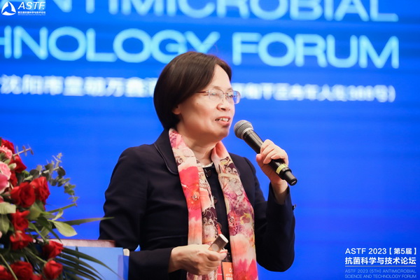 八月盛京，秋意漸濃，8月10日上午，為期兩天的ASTF2023（第5屆）抗菌科學(xué)與技術(shù)論壇在沈陽皇朝萬鑫酒店開幕，本次論壇由中關(guān)村匯智抗菌新材料產(chǎn)業(yè)技術(shù)創(chuàng)新聯(lián)盟、東北大學(xué)和中國科學(xué)院金屬研究所共同主辦，將有本次大會以&ldquo;抗菌科學(xué)引領(lǐng)生物安全&rdquo;為主題，&ldquo;3位院士大會報告+14個分會場/論壇+260+報告+逾80墻報+現(xiàn)場展位&rdquo;論文摘要集等多種形式展示最新抗菌科學(xué)和研究，并以現(xiàn)場展位形式介紹最新抗菌技術(shù)、產(chǎn)品、儀器和設(shè)備等，以增進國內(nèi)外抗菌學(xué)術(shù)交流，促進抗菌科學(xué)創(chuàng)新與發(fā)展。 來自全國220多家高校、科研院所，以及110多家企業(yè)的超700位會議代表出席。