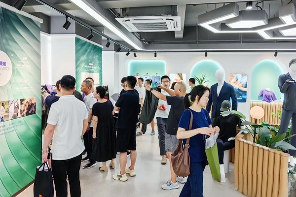 石墨烯紡織產(chǎn)業(yè)論壇暨&ldquo;烯創(chuàng)未來(lái)&rdquo;中國(guó)（寧波）創(chuàng)業(yè)創(chuàng)新大賽方案發(fā)布、寧波尚烯科技有限公司開(kāi)業(yè)慶典系列活動(dòng)在寧波市鎮(zhèn)海區(qū)九龍湖鎮(zhèn)國(guó)家石墨烯創(chuàng)新中心圓滿舉行。