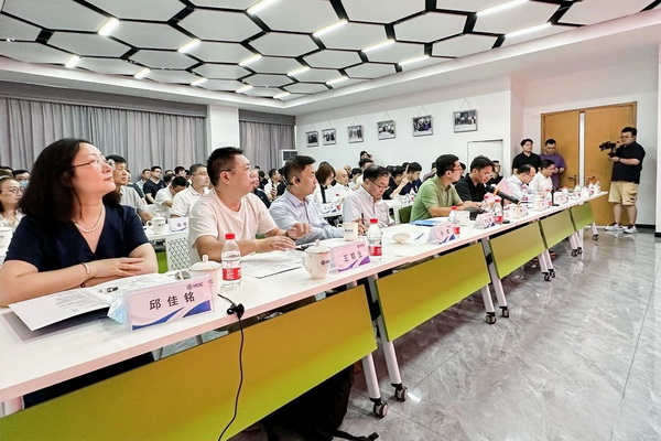 石墨烯紡織產(chǎn)業(yè)論壇暨&ldquo;烯創(chuàng)未來(lái)&rdquo;中國(guó)（寧波）創(chuàng)業(yè)創(chuàng)新大賽方案發(fā)布、寧波尚烯科技有限公司開(kāi)業(yè)慶典系列活動(dòng)在寧波市鎮(zhèn)海區(qū)九龍湖鎮(zhèn)國(guó)家石墨烯創(chuàng)新中心圓滿舉行。