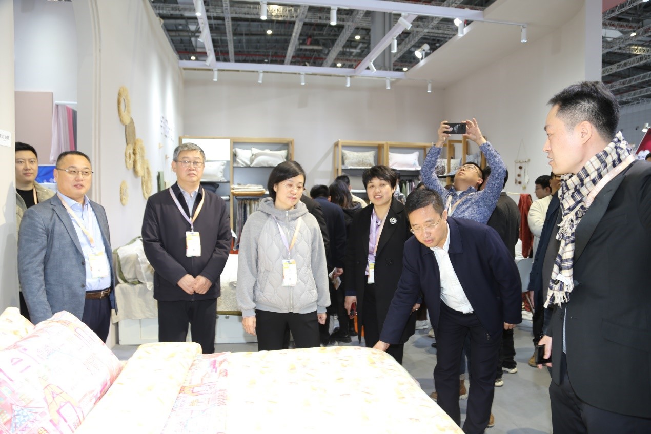 青島組團(tuán)參加intertextile家紡展，副市長(zhǎng)趙燕一行蒞臨考察