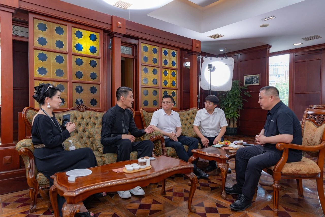 兵哥對話天津時(shí)裝周 | 中國首席超模胡兵親臨著名愛國實(shí)業(yè)家宋棐卿先生辦公樓共話東方時(shí)尚新生力