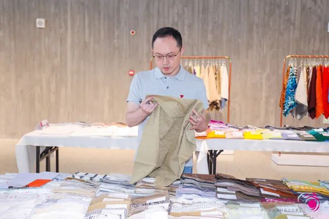中國流行面料如何煥新當(dāng)代設(shè)計(jì)？聯(lián)動(dòng)雅瑩集團(tuán)，這場(chǎng)評(píng)審會(huì)為好創(chuàng)意持續(xù)加碼