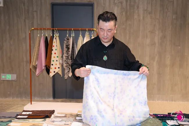中國流行面料如何煥新當(dāng)代設(shè)計(jì)？聯(lián)動(dòng)雅瑩集團(tuán)，這場(chǎng)評(píng)審會(huì)為好創(chuàng)意持續(xù)加碼