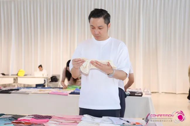 中國流行面料如何煥新當(dāng)代設(shè)計(jì)？聯(lián)動(dòng)雅瑩集團(tuán)，這場(chǎng)評(píng)審會(huì)為好創(chuàng)意持續(xù)加碼
