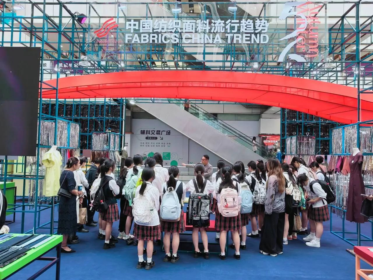釋放靈感，引領(lǐng)潮流！2025/26秋冬中國紡織面輔料流行趨勢在廣州國際輕紡城精彩發(fā)布！
