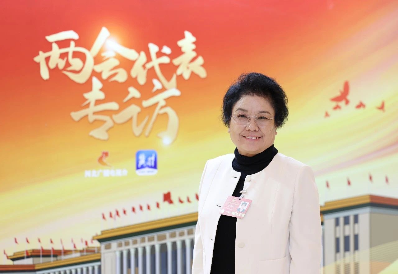 3月3日上午，出席十四屆全國人大三次會(huì)議的駐冀全國人大代表和出席全國政協(xié)十四屆三次會(huì)議的住冀全國政協(xié)委員從石家莊啟程赴京。石家莊&ldquo;紡織人&rdquo;贊皇縣原村土布專業(yè)合作社理事長崔雪琴和石家莊常山恒新紡織有限公司恒盛分公司織造車間教檢工馮麗朝隨河北代表團(tuán)一同赴京報(bào)到。3月4日，崔雪琴、馮麗朝兩位石家莊&ldquo;紡織人&rdquo;同來自全國各地的全國人大代表一道步入了北京人民大會(huì)堂，共同參加十四屆全國人大三次會(huì)議預(yù)備會(huì)議。會(huì)前崔雪琴、馮麗朝在人民大會(huì)堂外合影，留下了珍貴的紀(jì)念。會(huì)前，崔雪琴、馮麗朝結(jié)合各自工作實(shí)際和熟悉領(lǐng)域，深入基層開展調(diào)查研究，精心準(zhǔn)備議案建議。赴京參會(huì)途中，她倆圍繞京津冀協(xié)同發(fā)展、民營經(jīng)濟(jì)、新質(zhì)生產(chǎn)力、鄉(xiāng)村振興等普遍關(guān)注的問題與同行的代表委員展開熱烈討論。到達(dá)駐地，她倆立即投入會(huì)前緊張的準(zhǔn)備工作，繼續(xù)修改認(rèn)真準(zhǔn)備好的建議。崔雪琴崔雪琴帶來了《關(guān)于倡導(dǎo)國人穿國風(fēng)服飾 弘揚(yáng)國風(fēng)服飾文化 推動(dòng)民族服裝產(chǎn)業(yè)振興的建議》。馮麗朝馮麗朝帶來了《關(guān)于進(jìn)一步加強(qiáng)發(fā)揮勞模工匠引領(lǐng)作用的建議》。全國人大代表崔雪琴、馮麗朝這兩位石家莊優(yōu)秀紡織人，共赴春天之約，共盡代表職責(zé)。