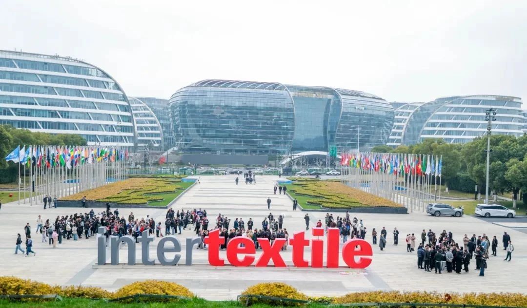3月13日，為期三天的2025intertextile春夏面輔料展在國(guó)家會(huì)展中心（上海）圓滿落幕。本屆博覽會(huì)以近19萬(wàn)平方米總展出面積，匯聚來(lái)自全球24個(gè)國(guó)家和地區(qū)的超3100家參展商。從源頭為紡織行業(yè)高質(zhì)量發(fā)展注入信心與動(dòng)能，展示了紡織行業(yè)的最新技術(shù)與創(chuàng)新成果。其中，海纖生物的海藻纖維、海絲林及海藻炭泥系列產(chǎn)品憑借其深海黑科技的獨(dú)特魅力，成為展會(huì)焦點(diǎn)，吸引了眾多專業(yè)觀眾的目光。