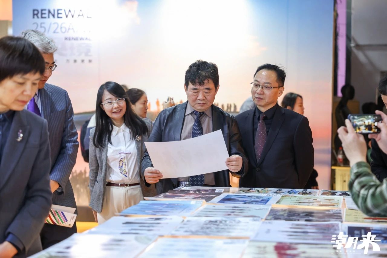 以第二十八屆（2025）&ldquo;真皮標(biāo)志杯&rdquo;設(shè)計(jì)大賽初賽、潮來&middot;必訂&mdash;&mdash;設(shè)計(jì)版權(quán)交易會、2025海寧優(yōu)材&middot;新質(zhì)聯(lián)盟聯(lián)合展、潮來課堂分享沙龍等系列活動為支點(diǎn)，&ldquo;海寧時(shí)間&rdquo;再一次撬動千億時(shí)尚產(chǎn)業(yè)的澎湃動能。
