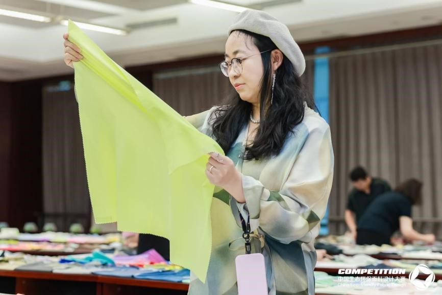 2800款面料&ldquo;綠動時尚&rdquo;，2025第八屆中國生態(tài)環(huán)保面料設(shè)計大賽評審會在盛澤舉辦！