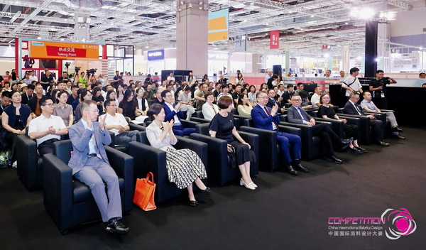 8700余款面料創(chuàng)新面料角逐46項大獎！2025中國國際面料設(shè)計大賽頒獎典禮在滬舉辦