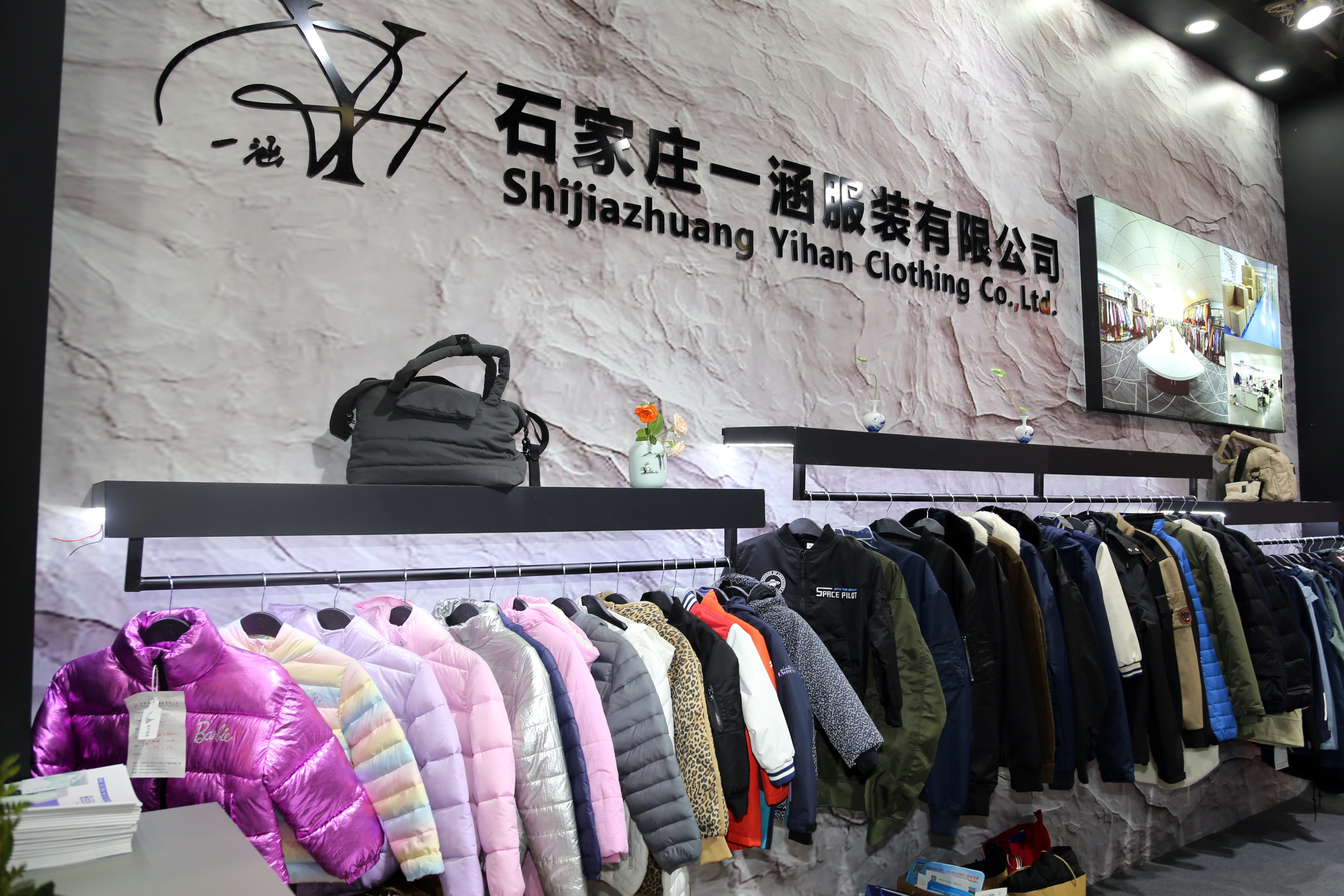 40余家石家莊紡服企業(yè)齊聚滬上，成為中紡聯(lián)秋季聯(lián)展上靚麗的風景線