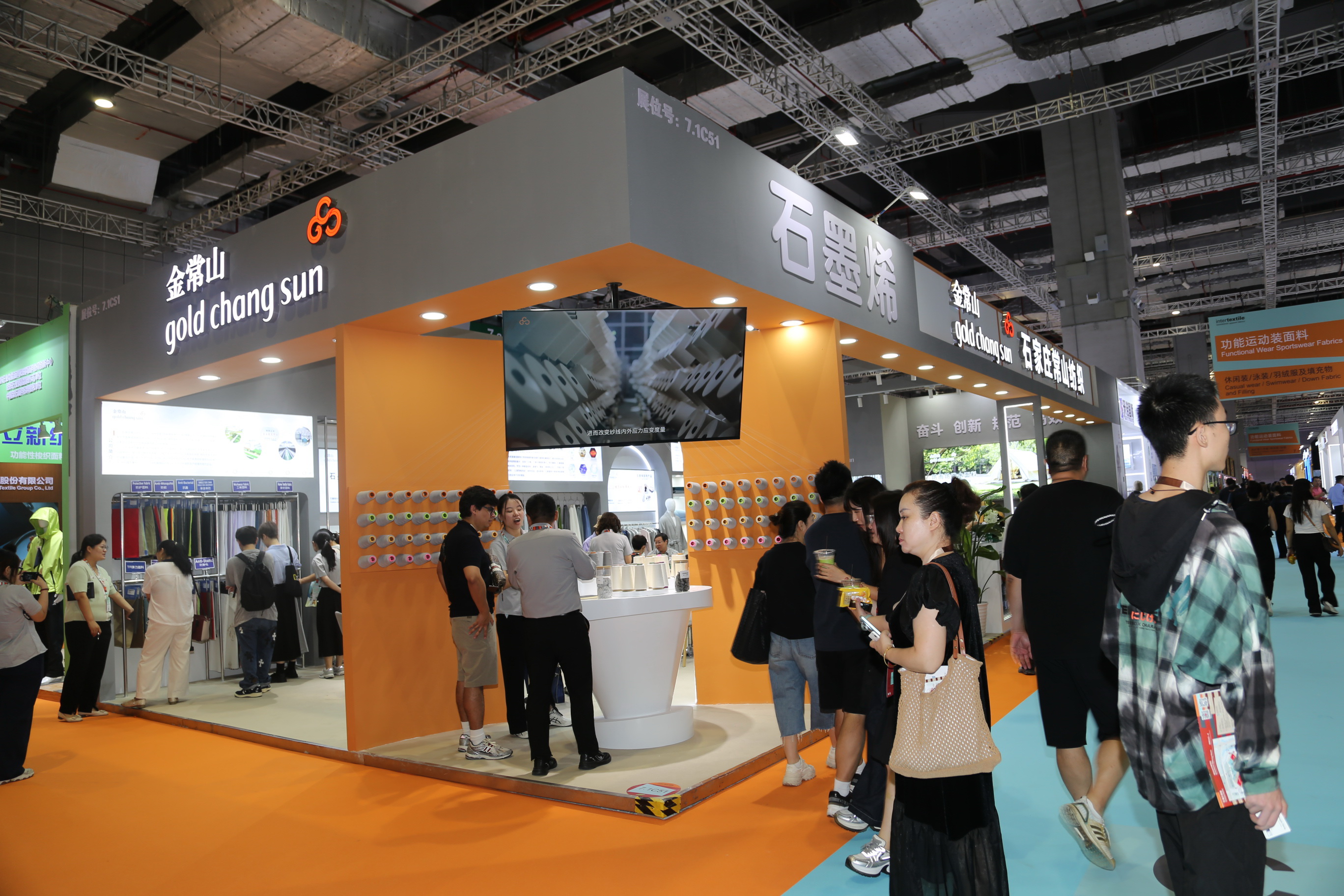 40余家石家莊紡服企業(yè)齊聚滬上，成為中紡聯(lián)秋季聯(lián)展上靚麗的風景線
