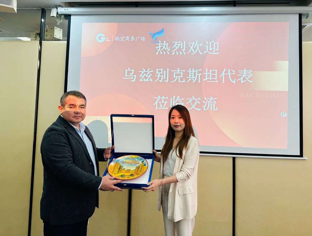 11月1日，烏茲別克斯坦投資、工業(yè)與貿(mào)易部駐華代表處副主任、駐華大使館參贊別克佐德-米爾佐&middot;尼格馬特賈諾夫，烏茲別克斯坦工商會錫爾河州分會主任阿齊茲&middot;曼蘇羅夫，錫爾河州投資、工業(yè)與貿(mào)易局局長馬赫蘇姆&middot;薩利耶夫等一行人專程到訪我會，并參觀廈門時尚消費品（紡織服裝）產(chǎn)業(yè)園&middot;航空園。商會副會長、福建世聯(lián)達(dá)公司董事長王世傳，秘書長李以希接待烏方代表團并開展座談交流。 座談中，雙方就廈門與錫爾河州紡織服裝產(chǎn)業(yè)的發(fā)展現(xiàn)狀及趨勢展開深入交流。福建世聯(lián)達(dá)、廈門納仕達(dá)、當(dāng)盛新材料、求特新材料、駿利德集團等企業(yè)代表圍繞產(chǎn)業(yè)鏈深度協(xié)作、政策配套支持、當(dāng)?shù)厝斯こ杀炯瓣P(guān)稅政策等核心議題展開精準(zhǔn)對接。烏方代表團誠摯邀請商會組織廈門企業(yè)赴烏茲別克斯坦實地考察，深入了解專項政策，為后續(xù)商貿(mào)合作夯實基礎(chǔ)。 此次互動不僅深化了廈門與錫爾河州在紡織服裝領(lǐng)域的雙向認(rèn)知，更挖掘出多元合作潛能。雙方將以此次座談為契機，保持常態(tài)化溝通對接，推動廈門企業(yè)&ldquo;走出去&rdquo;，探索產(chǎn)業(yè)合作新模式，助力產(chǎn)業(yè)鏈上下游資源高效整合，共拓中烏產(chǎn)業(yè)發(fā)展新篇章。
