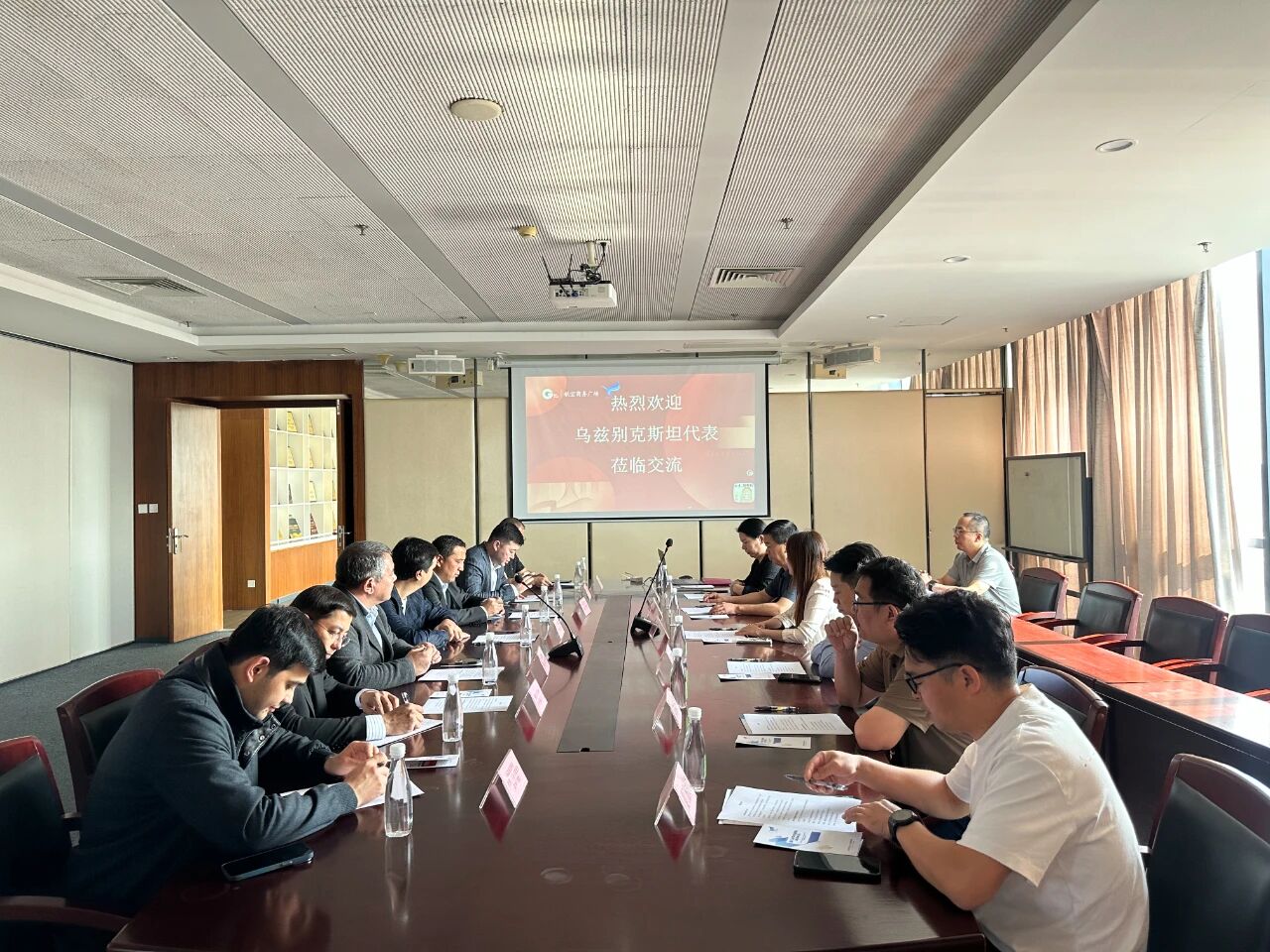 11月1日，烏茲別克斯坦投資、工業(yè)與貿(mào)易部駐華代表處副主任、駐華大使館參贊別克佐德-米爾佐&middot;尼格馬特賈諾夫，烏茲別克斯坦工商會錫爾河州分會主任阿齊茲&middot;曼蘇羅夫，錫爾河州投資、工業(yè)與貿(mào)易局局長馬赫蘇姆&middot;薩利耶夫等一行人專程到訪我會，并參觀廈門時尚消費品（紡織服裝）產(chǎn)業(yè)園&middot;航空園。商會副會長、福建世聯(lián)達(dá)公司董事長王世傳，秘書長李以希接待烏方代表團并開展座談交流。 座談中，雙方就廈門與錫爾河州紡織服裝產(chǎn)業(yè)的發(fā)展現(xiàn)狀及趨勢展開深入交流。福建世聯(lián)達(dá)、廈門納仕達(dá)、當(dāng)盛新材料、求特新材料、駿利德集團等企業(yè)代表圍繞產(chǎn)業(yè)鏈深度協(xié)作、政策配套支持、當(dāng)?shù)厝斯こ杀炯瓣P(guān)稅政策等核心議題展開精準(zhǔn)對接。烏方代表團誠摯邀請商會組織廈門企業(yè)赴烏茲別克斯坦實地考察，深入了解專項政策，為后續(xù)商貿(mào)合作夯實基礎(chǔ)。 此次互動不僅深化了廈門與錫爾河州在紡織服裝領(lǐng)域的雙向認(rèn)知，更挖掘出多元合作潛能。雙方將以此次座談為契機，保持常態(tài)化溝通對接，推動廈門企業(yè)&ldquo;走出去&rdquo;，探索產(chǎn)業(yè)合作新模式，助力產(chǎn)業(yè)鏈上下游資源高效整合，共拓中烏產(chǎn)業(yè)發(fā)展新篇章。