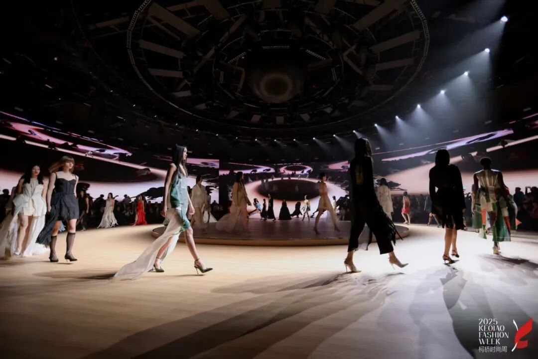 2025柯橋時(shí)尚周（秋季）啟幕！十年織夢(mèng)，時(shí)尚共鳴&ldquo;洄響&rdquo;千年紡都