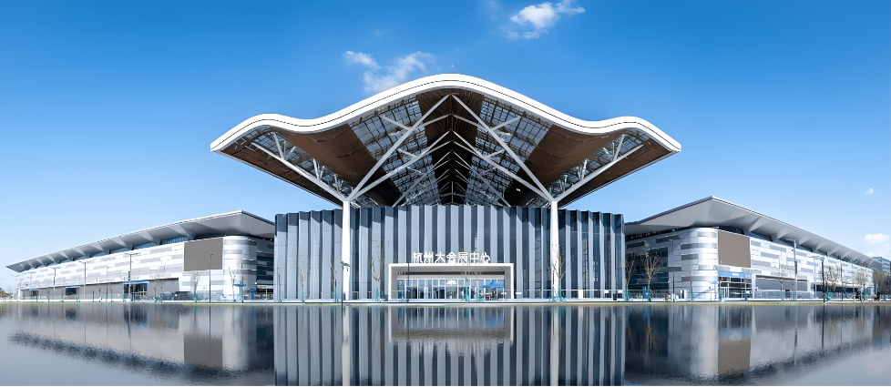 錢塘潮涌，時尚新生。2026杭州國際紡織服裝服飾博覽會，于&ldquo;中國女裝之都&rdquo;與&ldquo;全球電商之都&rdquo;的雙重賦能下，盛大啟幕。    這里，是時尚美學的產(chǎn)業(yè)沃土。杭州坐擁1,200余個自主品牌與2,300多家女裝企業(yè)，在全國一類商場的品牌占有率高達60%。  以江南布衣、伊芙麗等為代表的領(lǐng)軍品牌，構(gòu)筑起從設(shè)計到制造的全品類矩陣。    這里，是數(shù)字貿(mào)易的活力引擎。作為數(shù)字經(jīng)濟高地，杭州匯聚超10萬家服裝相關(guān)企業(yè)。  500多家跨境電商企業(yè)年交易額達1,740億元，78%的直播電商滲透率更讓這里成為流量與變現(xiàn)的中心。  聯(lián)動全省打造的 &ldquo;一小時&rdquo;供應鏈生態(tài)圈，依托智能工廠可實現(xiàn) &ldquo;24小時極速返單&rdquo; 。  海量外貿(mào)企業(yè)借力 &ldquo;一帶一路&rdquo; ，推動出口年均增長8%，形成從研發(fā)到出海的全鏈條閉環(huán)。    本屆博覽會以 &ldquo;時尚賦能 &bull; 數(shù)智共生&rdquo; 為核心理念，匯聚全球產(chǎn)業(yè)優(yōu)質(zhì)資源。這不僅是杭州女裝美學與電商生態(tài)的集中展示，  更是浙江智造實力與外貿(mào)活力的全景窗口。    誠邀全球業(yè)界同仁共赴10月金秋之約，于錢塘江畔，共織產(chǎn)業(yè)新圖景，共享時代新機遇！  核心亮點：    一站式采購平臺： 覆蓋紗線、面料輔料、針織毛衫、服裝服飾全產(chǎn)業(yè)鏈。    數(shù)字化賦能： 展示智能設(shè)計、柔性制造、跨境電商、直播電商等全鏈條解決方案。    趨勢引領(lǐng)： 發(fā)布2027春夏色彩、面料及成衣趨勢，設(shè)立&ldquo;可持續(xù)時尚&rdquo;專題展區(qū)。    精準對接： 依托杭州服裝品牌優(yōu)勢，電商與網(wǎng)紅經(jīng)濟優(yōu)勢，組織品牌商、制造商、電商平臺、網(wǎng)紅主播等多方精準匹配。