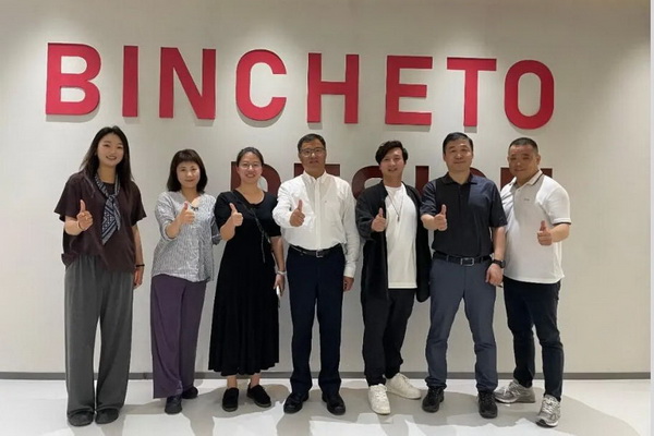中國紡織品進(jìn)出口商會(huì)曹甲昌會(huì)長出席廣交會(huì)相關(guān)活動(dòng)并調(diào)研企業(yè)
