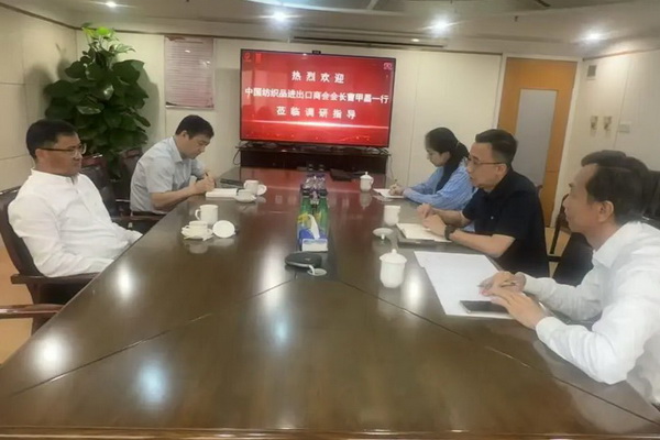 中國紡織品進(jìn)出口商會(huì)曹甲昌會(huì)長出席廣交會(huì)相關(guān)活動(dòng)并調(diào)研企業(yè)
