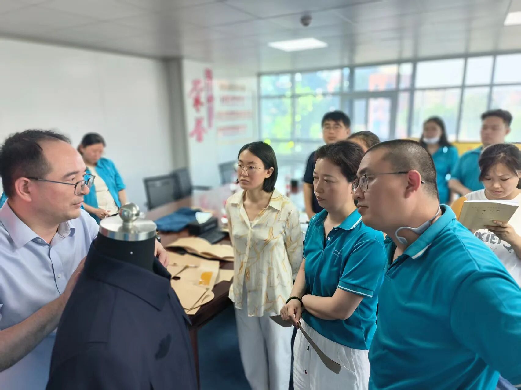  &ldquo;中國夢&middot;勞動美&rdquo;全國職工宣講團財貿(mào)輕紡煙草產(chǎn)業(yè)特色分團走進校園暨紡織行業(yè)&ldquo;勞模工匠助企行&rdquo;（石家莊站）活動成功舉行